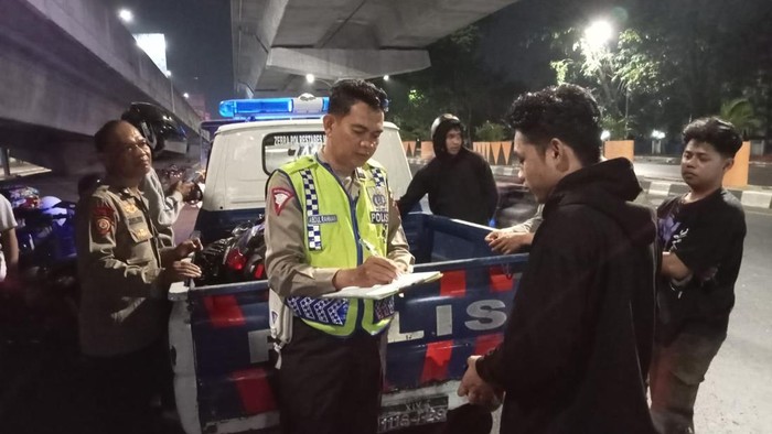Polisi olah TKP kecelakaan motor dengan truk di Jl AP Pettarani.