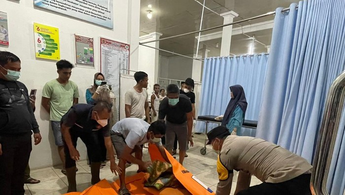 Polisi saat evakuasi korban kebakaran di Musi Rawas.