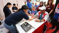 Turut hadir Menteri Perhubungan Republik Indonesia, Budi Karya Sumadi, dengan didampingi manajemen Generali Indonesia, Jutany Japit selaku Direktur dan Chief Operation Officer dan Vivin Arbianti Gautama selaku Chief Marketing and Partnership Distribution saat melakukan medical check up dengan dokter di booth Generali Indonesia saat acara RunHub 2024.