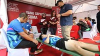 Seorang peserta menjalani perawatan medis.