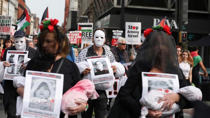 A protester displays a picture of a Palestinian child victim at a National March for Palestine demonstration in support of Palestinians in Gaza, as Britains Labour Partys annual conference is hosted in Liverpool, Britain, amid the ongoing Israel-Hamas conflict, September 21, 2024. REUTERS/Temilade Adelaja
