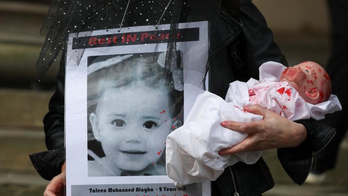 Potret Pawai Nasional untuk Palestina di Liverpool A protester displays a picture of a Palestinian child victim at a 'National March for Palestine' demonstration in support of Palestinians in Gaza, as Britain's Labour Party's annual conference is hosted in Liverpool, Britain, amid the ongoing Israel-Hamas conflict, September 21, 2024. REUTERS/Temilade Adelaja