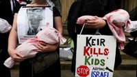 Demonstran membawa boneka sebagai simbol anak-anak Gaza korban serangan Israel.
