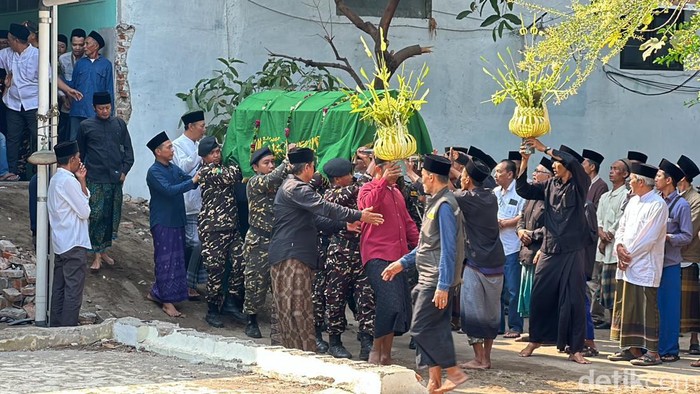 Proses pemakaman Gus Lik di Ponpes Assaidiyah Kediri.