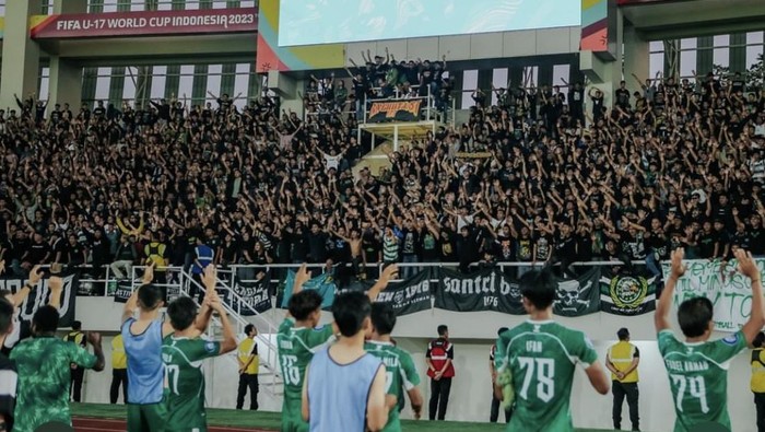 Penggawa PSS Sleman di hadapan suporter, Jumat (20/9/2024).