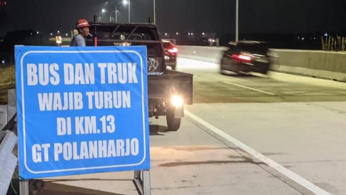 Rambu truk dan bus harus lewat GT Polanharjo dipasang di Tol Jogja-Solo ruas Klaten.