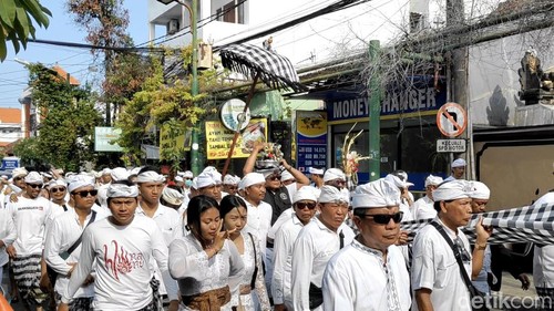 Ratusan warga adat ikuti iringan pembawa tirta atau air suci Pura Dalem Ped Nusa Penida dan pirantinya menuju Pura Dalem Pande Majapahit Banjar Pande Mas Kuta, Badung, Minggu (22/9/2024).