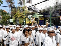 Warga Kuta Gelar Upacara Penyucian Pelawatan Barong Banjar Pande Mas