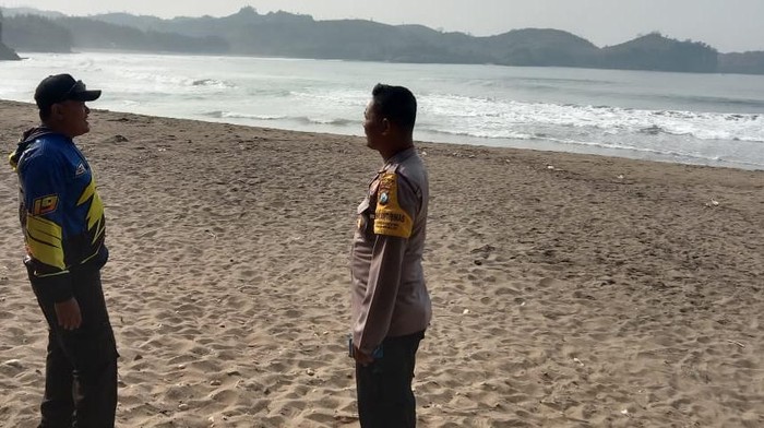Remaja di Blitar Diduga Terbawa Arus saat Mandi di Pantai Serit