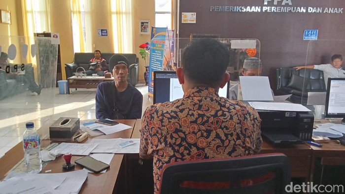 Rendy Achol (36) lapor polisi usai ditipu beli motor di Palembang, Sumsel.