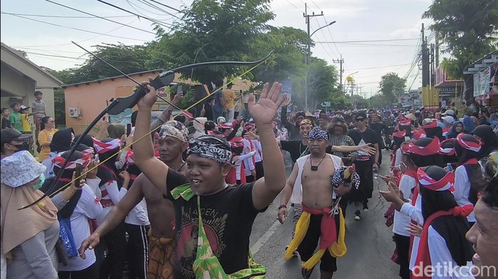 Ribuan warga berangkat dari Lidah Wetan menuju Balai Kota Surabaya dengan pakaian adat.