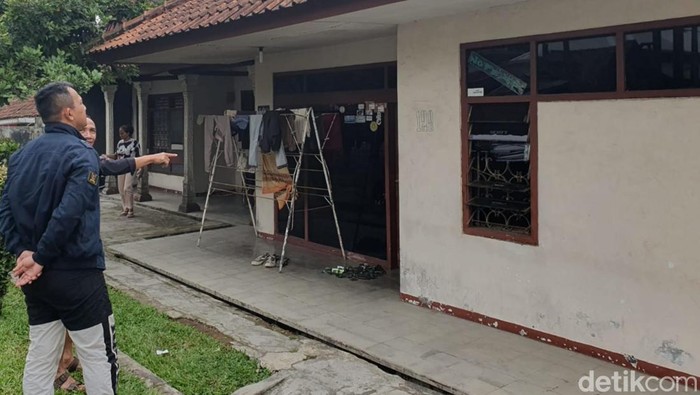 Rumah Erwin Effendi yang dilempari botol miras diduga oleh geng motor.