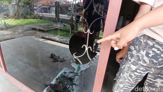 Rumah Erwin Effendi yang dilempari botol miras diduga oleh geng motor.