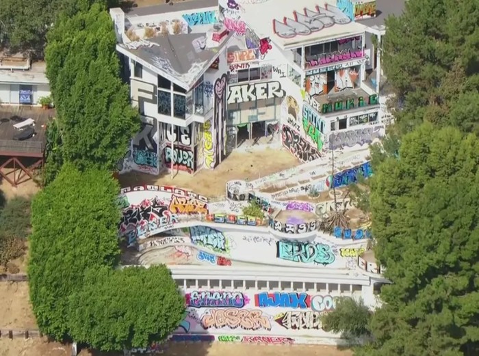 Rumah Mewah Penuh Grafiti di Hollywood Hilss