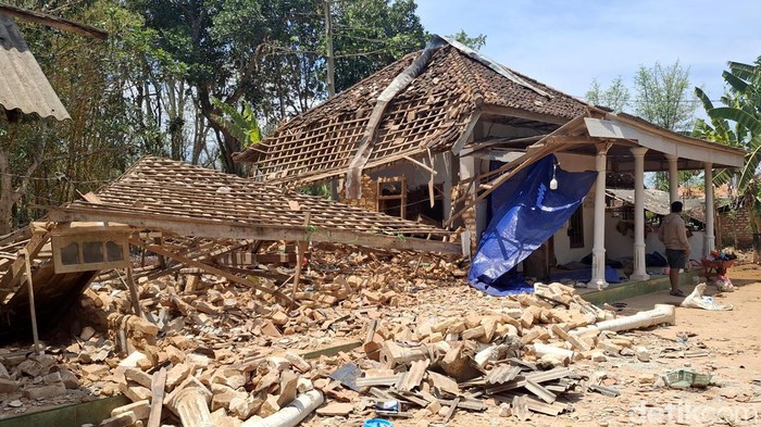 Rumah rusak di Sumenep akibat ledakan petasan Rumah rusak di Sumenep akibat ledakan petasan