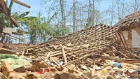 Rumah itu diketahui milik pasutri Mat Saleh (48) dan Asmaniyah (40). Setelah melihat dari dekat usai ledakan, pasutri tersebut diketahui telah meninggal dunia.