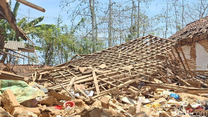 Rumah rusak di Sumenep akibat ledakan petasan
