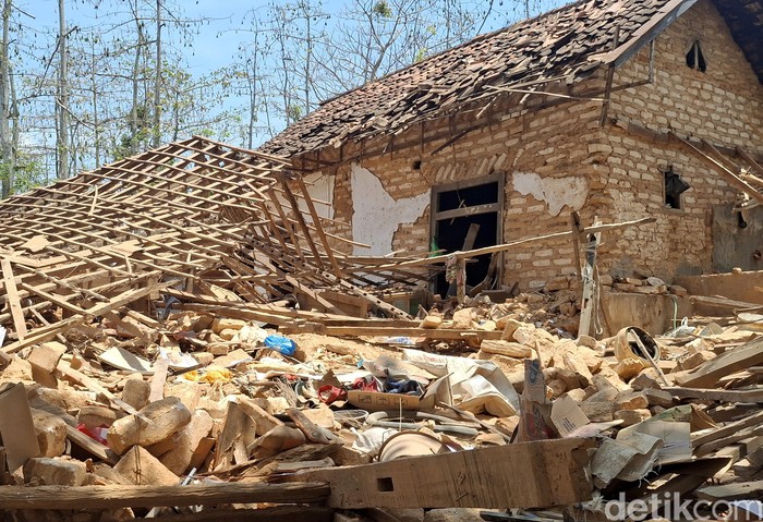 Rumah rusak di Sumenep akibat ledakan petasan