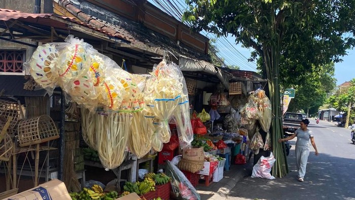 Salah satu penjual hiasan penjor di Kecamatan Karangasem yang sudah mulai ramai pembeli, Minggu (22/9/2024). (I Wayan Selamat Juniasa/detikBali)