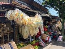 Pedagang di Karangasem Bisa Kantongi Rp 3 Juta Sehari dari Jual Hiasan Penjor