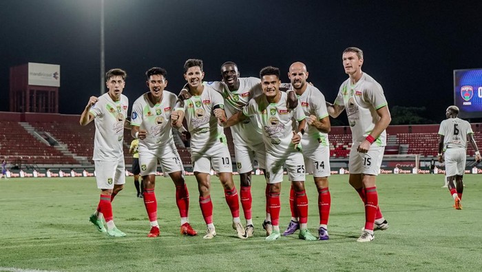 Skuad Persebaya Surabaya musim 2024/2025.