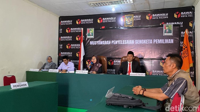 Suasana sidang putusan musyawarah penyelesaian sengketa antara Trisal-Ome dan KPU Palopo.