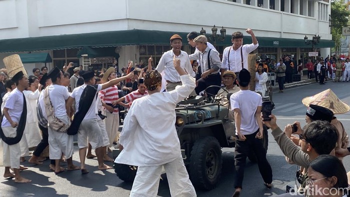 Teatrikal perobekan bendera Belanda di Hotel Majapahit Surabaya.