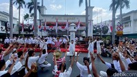 Namun, tak lama salah satu pejuang yang ikut dalam perobekan bendera tertembak pasukan Belanda dan gugur. Lagu Gugur Bunga pun berkumandang diiringi suasana haru.