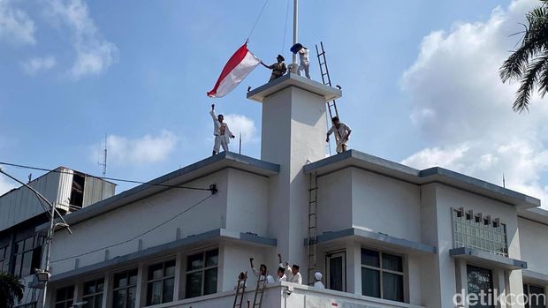 Teatrikal Perobekan Bendera di Hotel Majapahit Surabaya