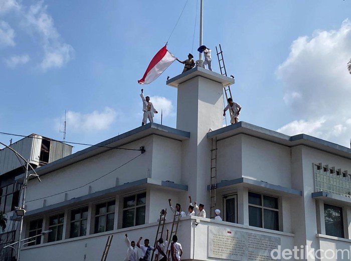 Teatrikal Perobekan Bendera di Hotel Majapahit Surabaya