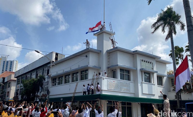 Teatrikal Perobekan Bendera di Hotel Majapahit Surabaya