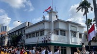 Tibalah detik-detik kemarahan arek-arek Suroboyo. Mereka naik ke atas Hotel Yamato menggunakan tangga dari bambu dan merobek bagian biru bendera Belanda.