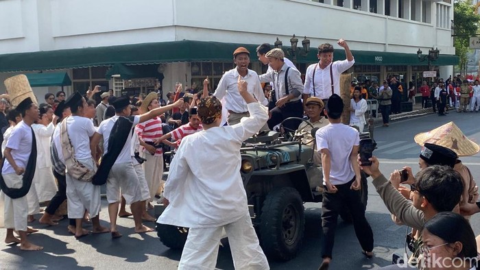 Teatrikal Perobekan Bendera di Hotel Majapahit Surabaya Teatrikal Perobekan Bendera di Hotel Majapahit Surabaya