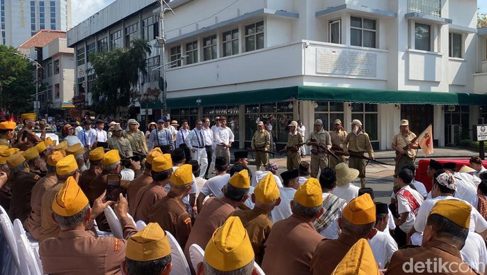Teatrikal Perobekan Bendera di Hotel Majapahit Surabaya Teatrikal Perobekan Bendera di Hotel Majapahit Surabaya