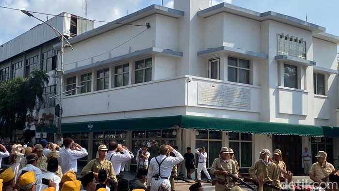Teatrikal perobekan bendera di Surabaya, ketika Abdul Wahab  mengabadikan momen bersejarah.