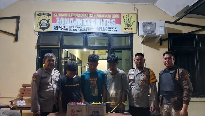 Tersangka pencurian di Musi Rawas saat diamankan polisi.