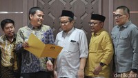 Usai penetapan calon yang berlangsung hari ini, KPU DKI akan menyelenggarakan pengundian nomor urut pasangan calon, Senin (23/9) besok. Pengundian nomor urut paslon dilaksanakan pada malam hari.