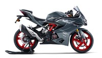 Beberapa peningkatan teknologi di motor ini meliputi Quickshifter dua arah, Cruise Control pertama di kelasnya, dan serangkaian alat bantu elektronik mulai dari Race Tuned Dynamic Stability Control (RT-DSC), Tyre Pressure Monitoring System (TPMS), termasuk winglet aerodinamis yang dirancang untuk meningkatkan stabilitas pada kecepatan tinggi. Foto: Motoroids
