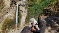 Duduk dulu sebentar sambil menikmati pemandangan Air Terjun Penimbungan.