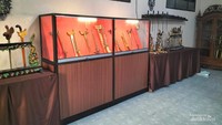 Koleksi keris dengan warangka yang terukir eksklusif di Desa Aeng Tong-tong.