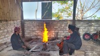 Proses penempaan plat baja menjadi keris di Desa Aeng Tong-tong.