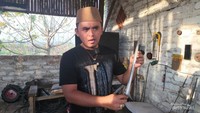 Bilah keris yang sudah ditempa di Desa Aeng Tong-tong.