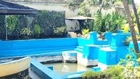 Pemandangan di dalam sendang Taman Sare Keraton Sumenep.