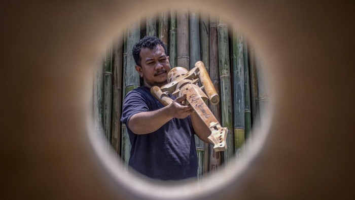 VirageAwie Indonesia Pekerja menyelesaikan pembuatan alat musik gitar dari bambu di VirageAwie Indonesia, Ngamprah, Kabupaten Bandung Barat, Jawa Barat, Rabu (22/9/2024). Kementerian Koperasi dan UKM mencatat realisasi penyaluran Kredit Usaha Rakyat (KUR) per 19 September 2024 mencapai Rp209,84 triliun dengan rincian KUR super mikro tersalurkan kepada 98.845 debitur dengan realisasi sebesar Rp877,50 miliar, KUR mikro tersalurkan kepada 3.233.306 debitur dengan realisasi sebesar Rp143,73 triliun, KUR kecil atau khusus tersalurkan kepada 271.958 debitur dengan realisasi sebesar Rp65,20 triliun dan KUR penempatan PMI tersalurkan kepada 1.102 debitur dengan realisasi sebesar Rp26,91 miliar. ANTARA FOTO/Abdan Syakura/agr/Spt.