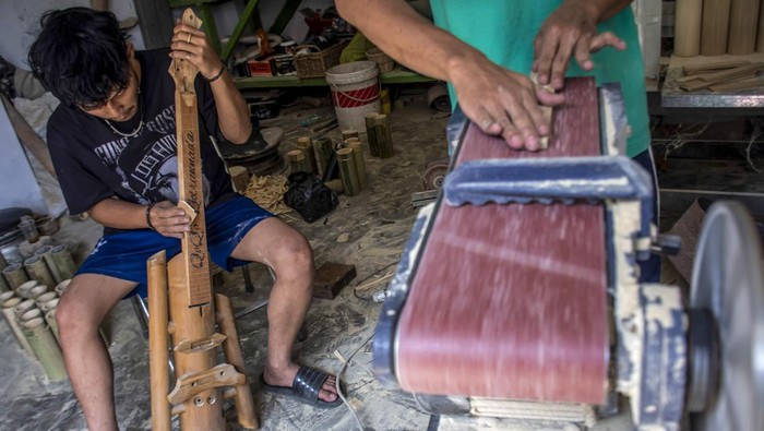 Pekerja menyelesaikan pembuatan alat musik gitar dari bambu di VirageAwie Indonesia, Ngamprah, Kabupaten Bandung Barat, Jawa Barat, Rabu (22/9/2024). Kementerian Koperasi dan UKM mencatat realisasi penyaluran Kredit Usaha Rakyat (KUR) per 19 September 2024 mencapai Rp209,84 triliun dengan rincian KUR super mikro tersalurkan kepada 98.845 debitur dengan realisasi sebesar Rp877,50 miliar, KUR mikro tersalurkan kepada 3.233.306 debitur dengan realisasi sebesar Rp143,73 triliun, KUR kecil atau khusus tersalurkan kepada 271.958 debitur dengan realisasi sebesar Rp65,20 triliun dan KUR penempatan PMI tersalurkan kepada 1.102 debitur dengan realisasi sebesar Rp26,91 miliar. ANTARA FOTO/Abdan Syakura/agr/Spt.