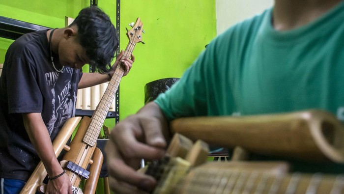 VirageAwie Indonesia Pekerja menyelesaikan pembuatan alat musik gitar dari bambu di VirageAwie Indonesia, Ngamprah, Kabupaten Bandung Barat, Jawa Barat, Rabu (22/9/2024). Kementerian Koperasi dan UKM mencatat realisasi penyaluran Kredit Usaha Rakyat (KUR) per 19 September 2024 mencapai Rp209,84 triliun dengan rincian KUR super mikro tersalurkan kepada 98.845 debitur dengan realisasi sebesar Rp877,50 miliar, KUR mikro tersalurkan kepada 3.233.306 debitur dengan realisasi sebesar Rp143,73 triliun, KUR kecil atau khusus tersalurkan kepada 271.958 debitur dengan realisasi sebesar Rp65,20 triliun dan KUR penempatan PMI tersalurkan kepada 1.102 debitur dengan realisasi sebesar Rp26,91 miliar. ANTARA FOTO/Abdan Syakura/agr/Spt.