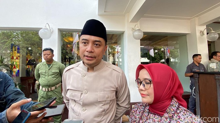 Walkot Surabaya Eri Cahyadi dalam teatrikal perobekan bendera di Hotel Majapahit.