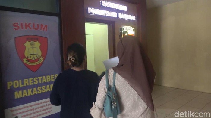 Wanita berinisial RT (kanan) bersama keluarganya datang melapor ke Polrestabes Makassar terkait dugaan kekerasan seksual oleh atasannya di salah satu RS di Makassar.