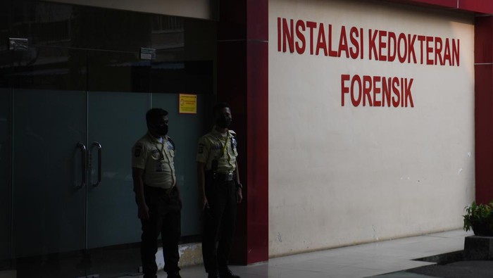Sejumlah warga yang diduga keluarga dan kerabat korban tenggelam di Kali Bekasi mendatangi RS Polri, Kramat Jati, Jakarta, Minggu (22/9/2024). RS Polri masih melakukan prosees indentifikasi ketujuh korban tenggelam di Kali Bekasi. ANTARA FOTO/Akbar Nugroho Gumay/Spt.