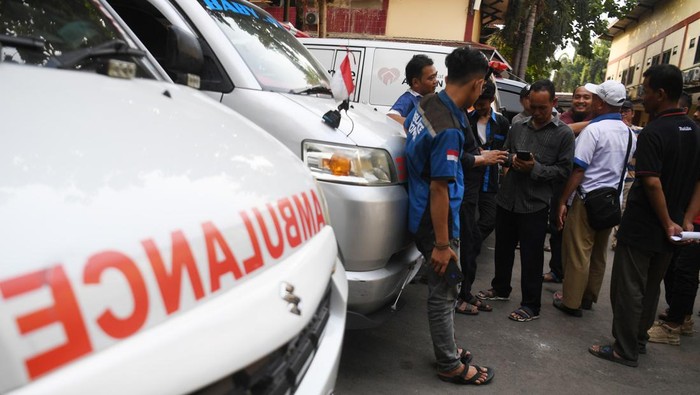Warga diduga Keluarga korban tenggelam datangi RS Polri Sejumlah warga yang diduga keluarga dan kerabat korban tenggelam di Kali Bekasi mendatangi RS Polri, Kramat Jati, Jakarta, Minggu (22/9/2024). RS Polri masih melakukan prosees indentifikasi ketujuh korban tenggelam di Kali Bekasi. ANTARA FOTO/Akbar Nugroho Gumay/Spt.
